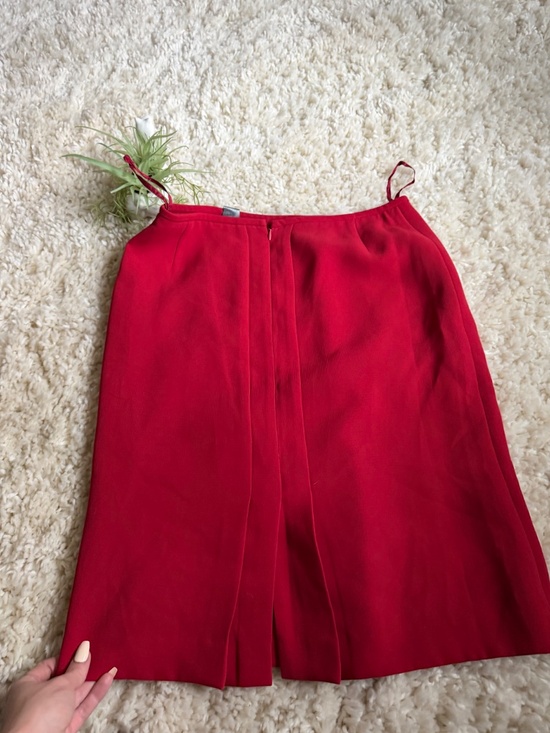 Classic pencil shape from Zara. Rich red tone with clean seaming. Smooth fabric - Picture 11 of 11